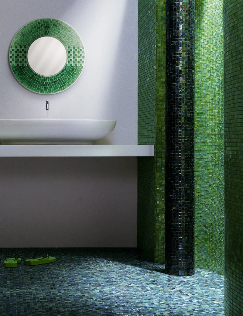 <p><strong>Bathroom furnishing ideas with mosaic: floor tiles to create depth</strong></p>